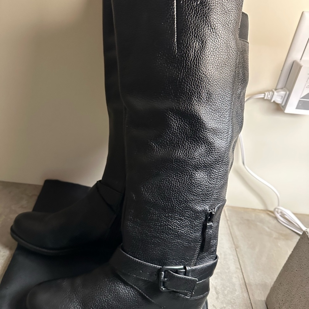 9 West size 5 1/2 leather upper boots -